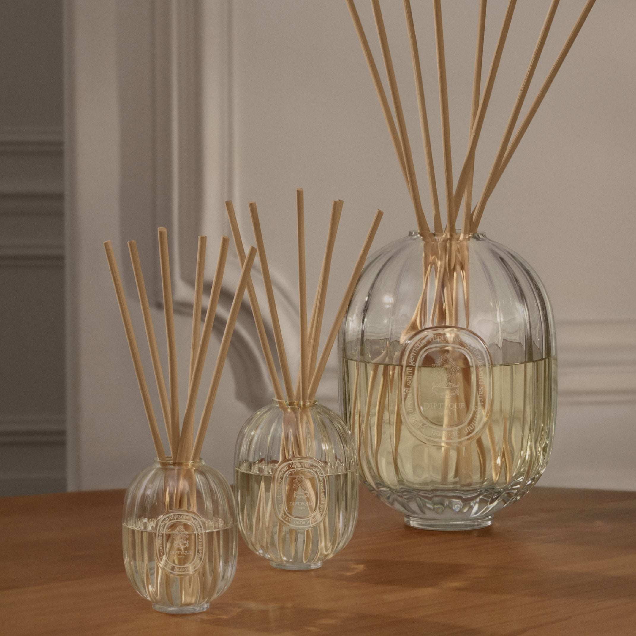 ホームフレグランス ディフューザー - ガラス製容器 – Diptyque Paris
