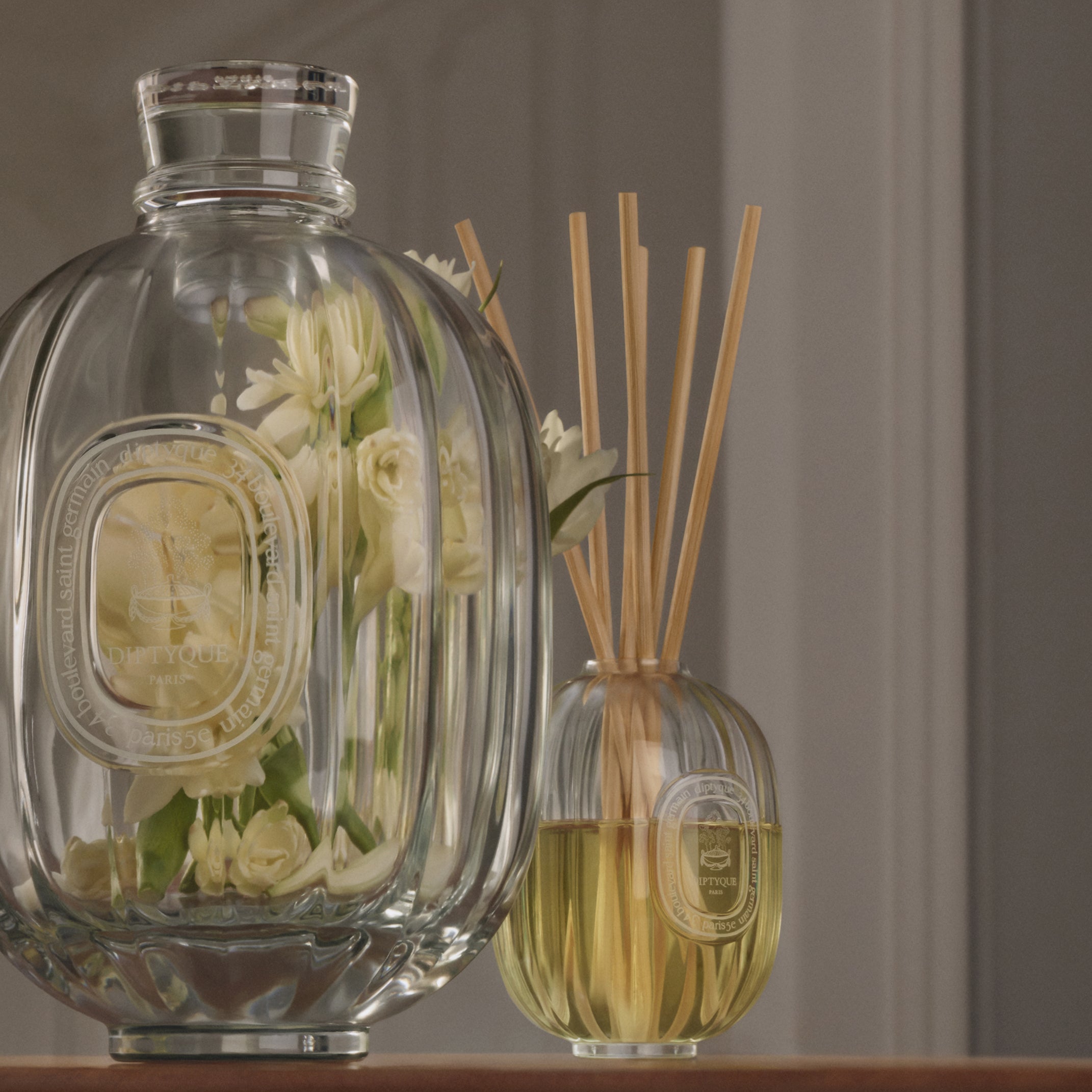 ホームフレグランス ディフューザー - ガラス製容器 – Diptyque Paris