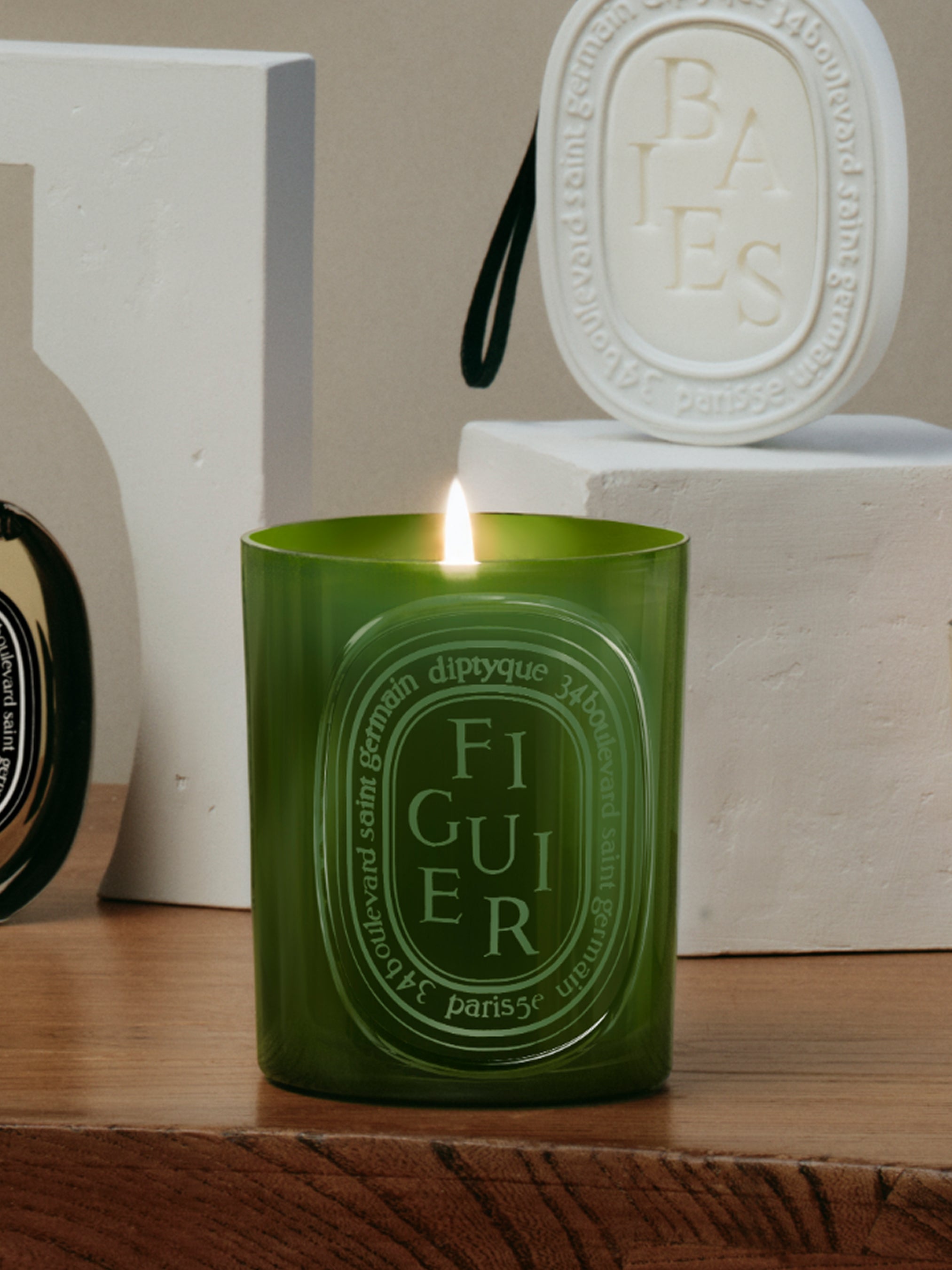 ディプティック フィギュエ Figuier ミディアム 300g Figuier (フィギエ) - ミディアム キャンドル – Diptyque Paris